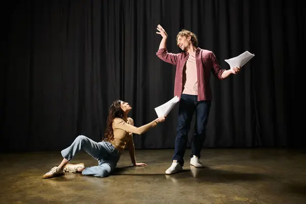 Un hombre y una mujer de pie juntos durante el ensayo teatral. - foto de stock