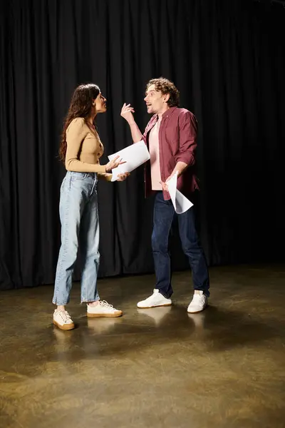 Um homem bonito e uma mulher juntos no palco durante os ensaios em um teatro. — Fotografia de Stock