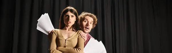Ein Mann und eine Frau stehen bei Theaterproben anmutig vor einem schwarzen Vorhang. — Stockfoto