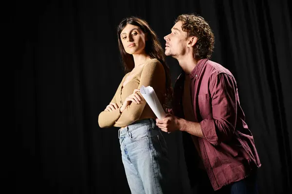 Ein Mann und eine Frau posieren bei Theaterproben auf der Bühne. — Stockfoto