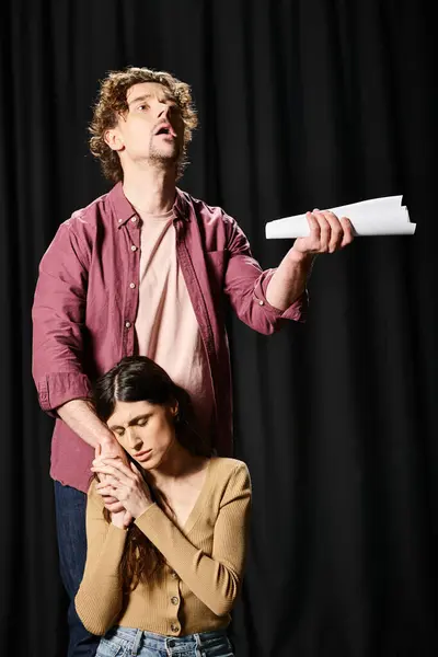 Ein Mann und eine Frau proben mit einem Blatt Papier. — Stockfoto