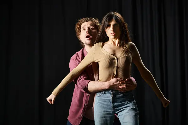 Ein Mann hält während einer Theaterprobe eine Frau liebevoll in den Arm. — Stockfoto