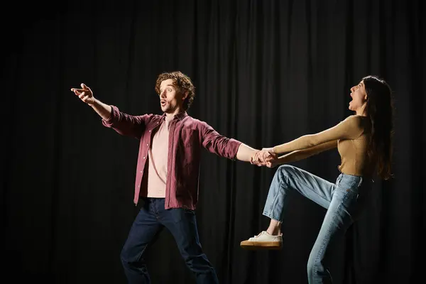 Un uomo e una donna si alzano elegantemente durante le prove teatrali. — Foto stock