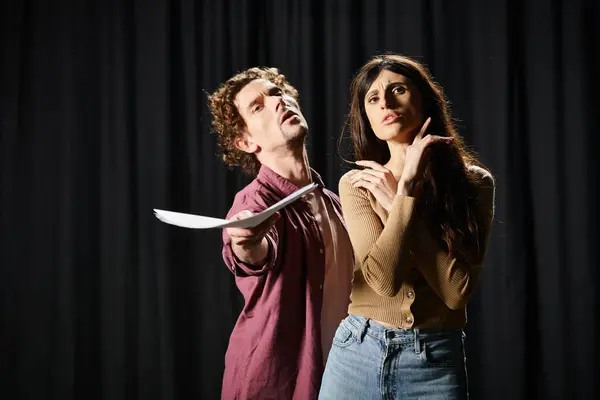 Um homem e uma mulher ensaiando uma cena dramática, ela segura uma faca. — Fotografia de Stock