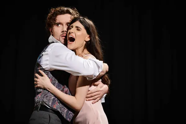 Ein gutaussehender Mann und eine schöne Frau umarmen sich bei Theaterproben in einer zarten Umarmung. — Stockfoto