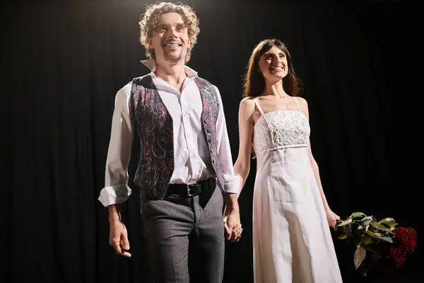 Un bel homme et une belle femme répétant ensemble dans un décor de théâtre. — Photo de stock