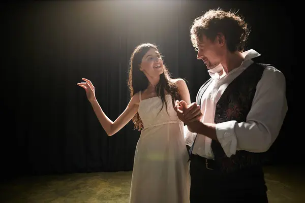 Eine Frau im weißen Kleid und ein Mann in schwarzer Weste proben eine Aufführung in einem Theater. — Stockfoto
