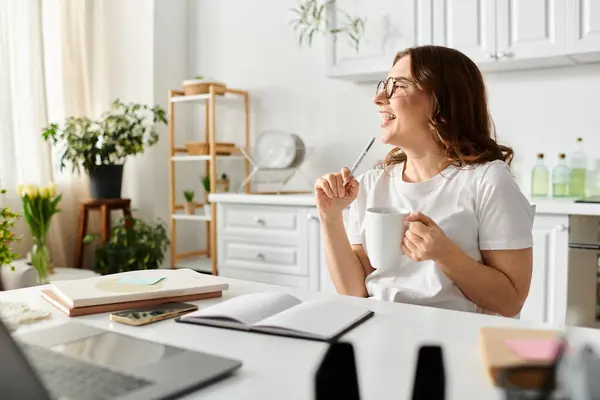 Femme d'âge moyen assis au bureau avec du café. — Photo de stock