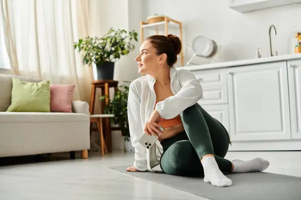 Donna di mezza età che pratica yoga in accogliente soggiorno. — Foto stock