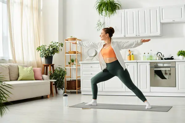 Mujer de mediana edad encuentra paz a través del yoga en su sala de estar. - foto de stock