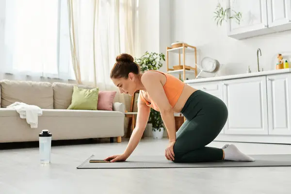 Mulher de meia idade pratica ioga no chão em casa. — Fotografia de Stock