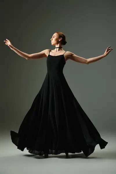 Une jeune belle ballerine en robe noire danse élégamment. — Photo de stock