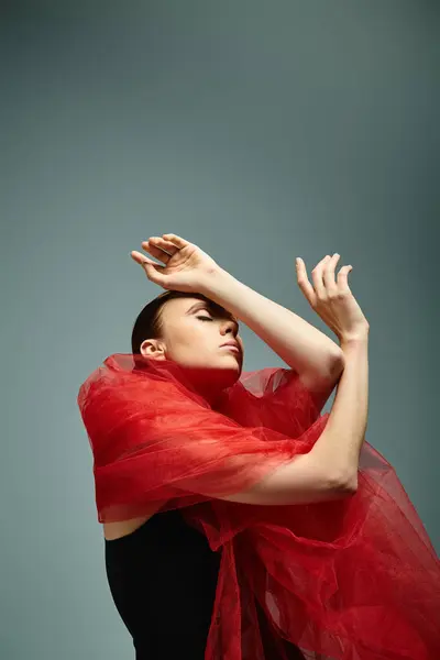 Jovem bailarina graciosamente se move em um vestido preto impressionante e xale vermelho. — Fotografia de Stock