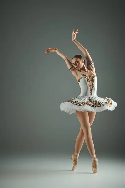 Eine talentierte junge Ballerina in einem weißen Tutu in Pose. — Stock Photo