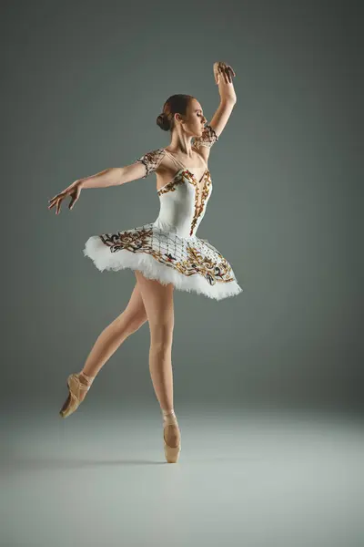 Молодая, красивая балерина в белом платье изящно танцует. — стоковое фото