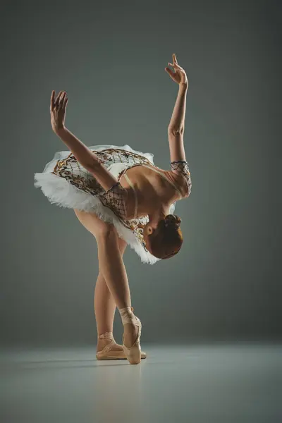 Ballerine en tutu blanc effectue handstand avec grâce et compétence. — Photo de stock