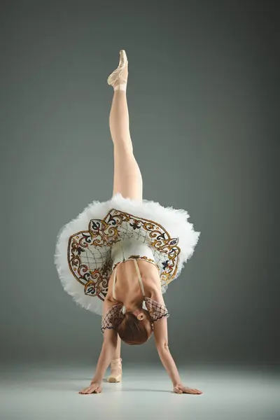 Jovem bailarina talentosa realizando um suporte em uma bola de fitness. — Fotografia de Stock