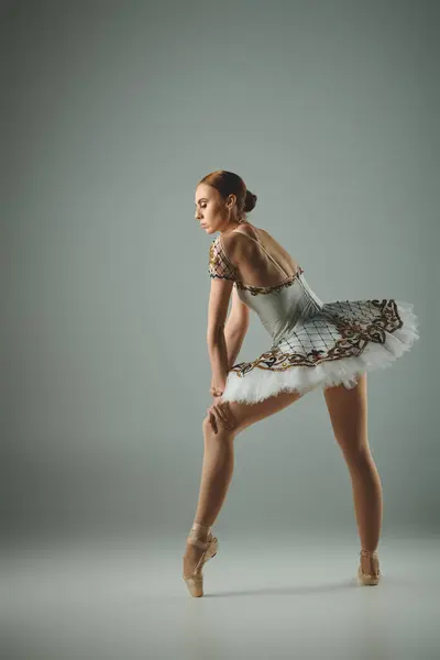 Bailarina talentosa posa en vestido blanco. - foto de stock