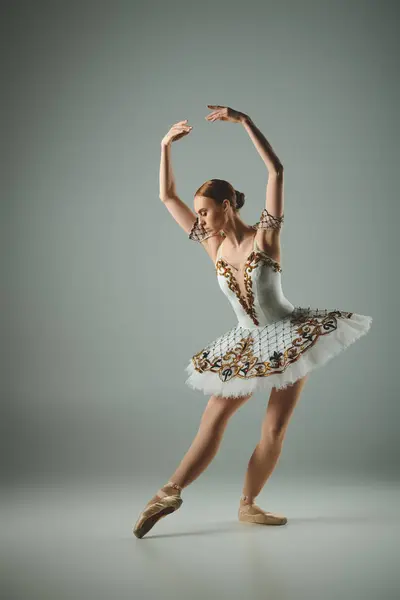 Talentosa bailarina alcanza una pose en tutú blanco. - foto de stock