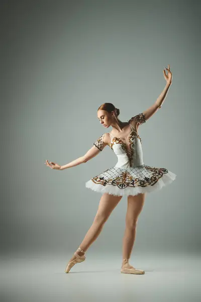 Joven bailarina en tutú y maillot bailando con gracia en punte. - foto de stock
