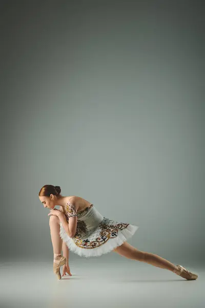 Una elegante bailarina posa en un vestido blanco. - foto de stock