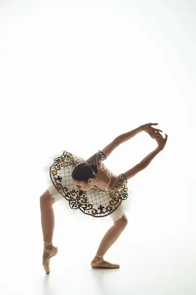 Uma bela bailarina jovem dança graciosamente em um vestido branco fluindo. — Fotografia de Stock