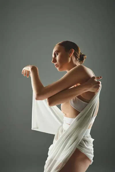 Uma bela bailarina jovem com um véu casualmente coberto em torno de seu pescoço. — Fotografia de Stock