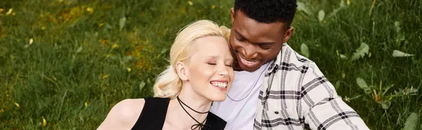 Un couple multiculturel heureux, un homme afro-américain et une femme blanche, debout l'un à côté de l'autre à l'extérieur dans un parc. — Photo de stock
