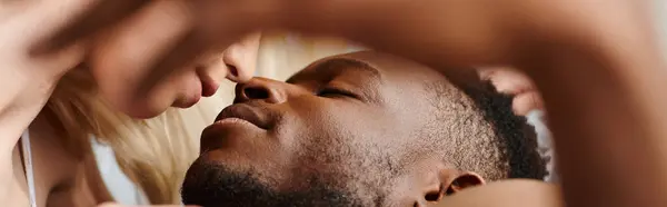 Un moment sensuel et intime entre un petit ami multiculturel et sa petite amie alors qu'ils se regardent profondément dans les yeux. — Photo de stock