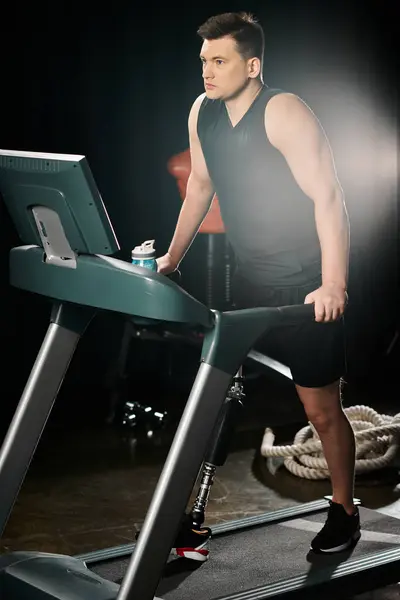 Un hombre discapacitado con una pierna protésica corre vigorosamente en una cinta de correr en un gimnasio. - foto de stock