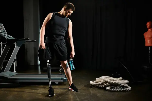Un uomo con una gamba protesica si trova accanto a una macchina intricata in una stanza scarsamente illuminata, esplorandone il design intricato.. — Foto stock