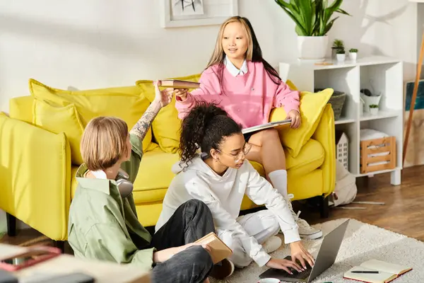 Grupo diverso de crianças alegremente se sentam juntas em cima de um sofá amarelo vibrante. — Fotografia de Stock