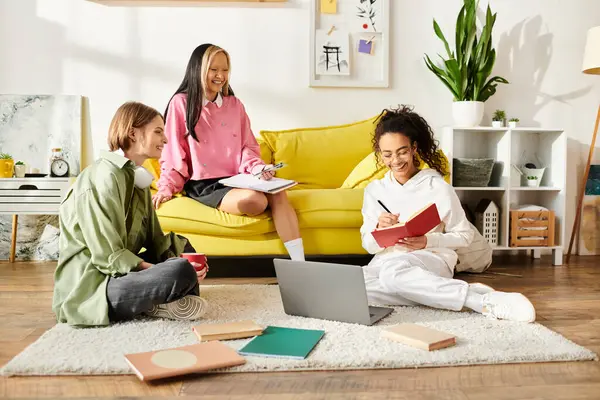 Un groupe diversifié d'enfants, y compris des adolescentes interraciales, s'assoient sur le sol avec attention en utilisant un ordinateur portable pour l'éducation et l'amitié. — Photo de stock