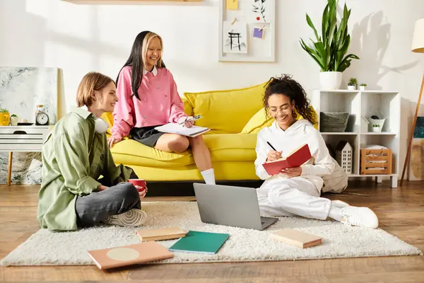 Eine vielfältige Gruppe von Kindern, darunter gemischtrassige Teenager-Mädchen, sitzt aufmerksam auf dem Boden und benutzt einen Laptop für Bildung und Freundschaft.. — Stockfoto