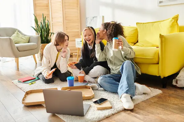 Un grupo diverso de adolescentes jugando alegremente con juguetes en el suelo, fomentando un vínculo de amistad a través de risas y creatividad compartidas. - foto de stock