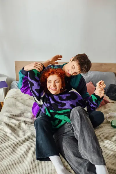 Alegre atraente namorada e namorado tendo tempo de qualidade juntos enquanto deitado na cama em casa — Fotografia de Stock