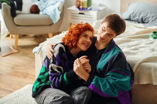Belle femme aux cheveux rouges et son beau petit ami avoir du bon temps et embrasser amoureusement — Photo de stock