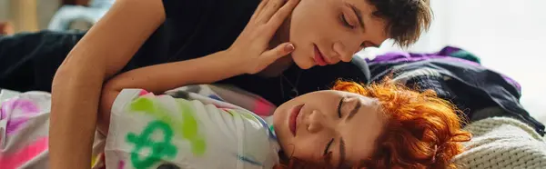 Beau couple élégant en tenue vive couché sur le lit et se préparant à embrasser avec amour, bannière — Photo de stock