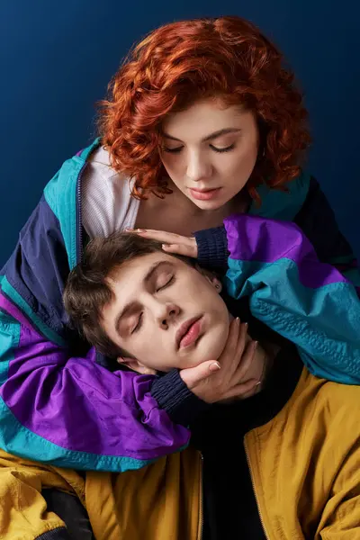 Attraente amorevole fidanzato e fidanzata in abiti colorati in posa insieme su sfondo blu — Foto stock
