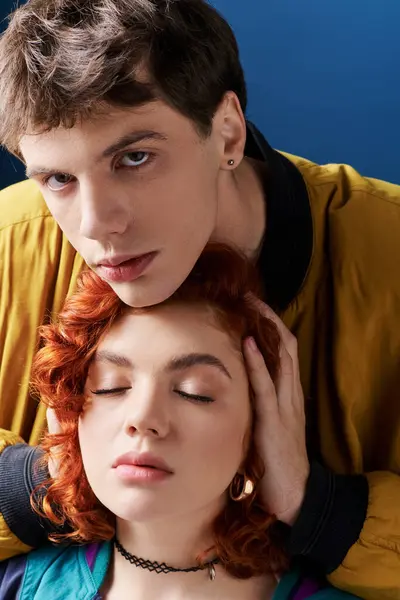 Giovane uomo in abito elegante abbracciando la sua attraente fidanzata dai capelli rossi e guardando la fotocamera — Foto stock