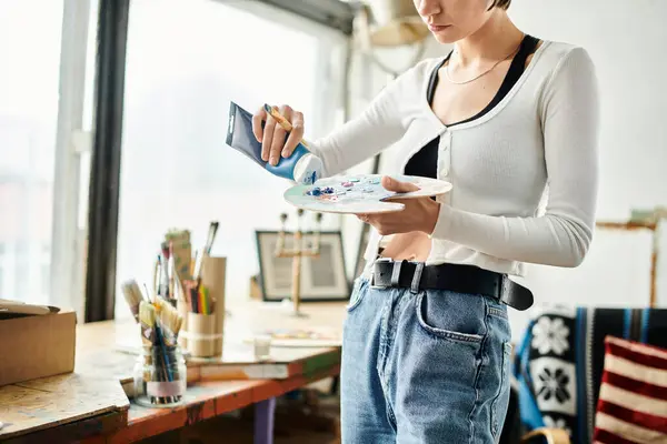 A woman gracefully displaying painting. — Stock Photo