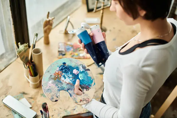 Woman creatively painting with a brush. — Stock Photo