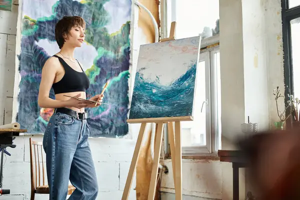 Uma mulher fica cativado por uma pintura em uma galeria. — Stock Photo