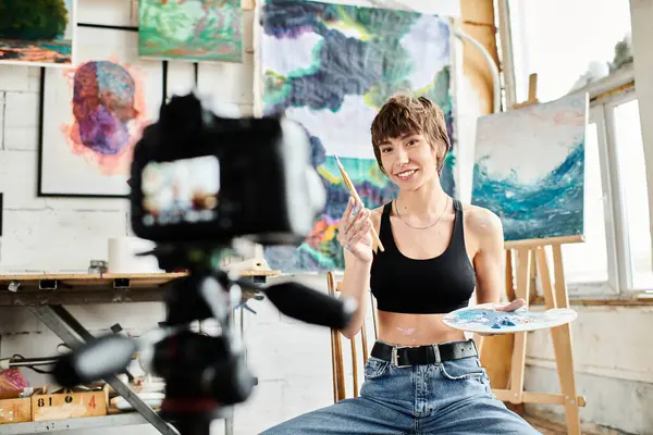 Donna seduta sulla sedia davanti alla macchina fotografica con fiducia. — Foto stock