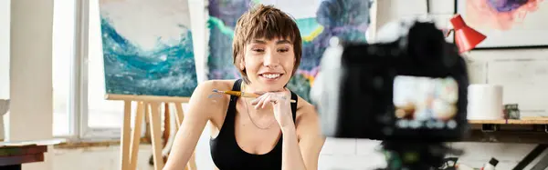 A woman with a pencil in hand sitting at a table. — Stock Photo