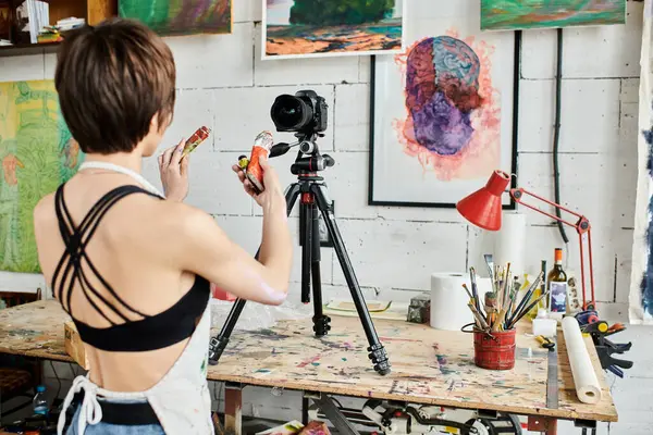 A woman teaching how to paint on camera. — Stock Photo