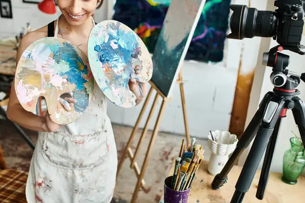 A woman showing palettes at a camera lens. — Stock Photo