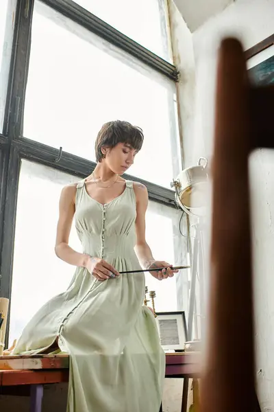 Mulher de vestido longo posando no estúdio de arte. — Fotografia de Stock