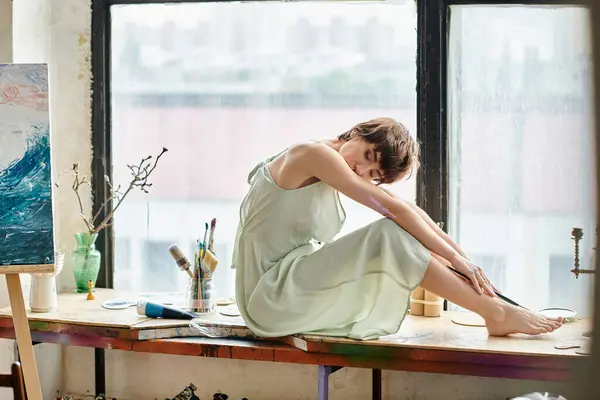 Eine kultivierte Frau sitzt vor einem Fenster mit Blick auf die Natur. — Stockfoto