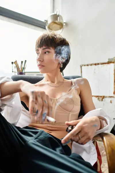 Mulher sofisticada na cadeira, fumando um cigarro. — Fotografia de Stock